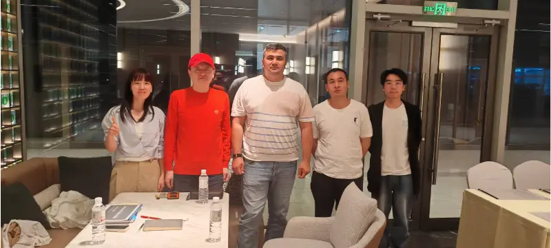 ​Liesa discute negócios com um cliente da Ásia Central